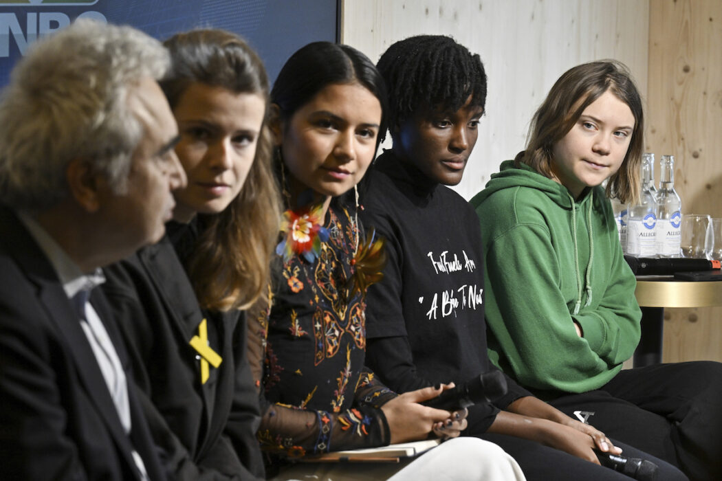 Greta Thunberg, längst till höger, i panelsamtalet i Davos.