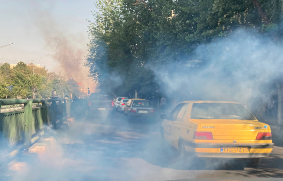 Tårgas användes mot demonstrerande utanför universitetet i huvudstaden Teheran.
