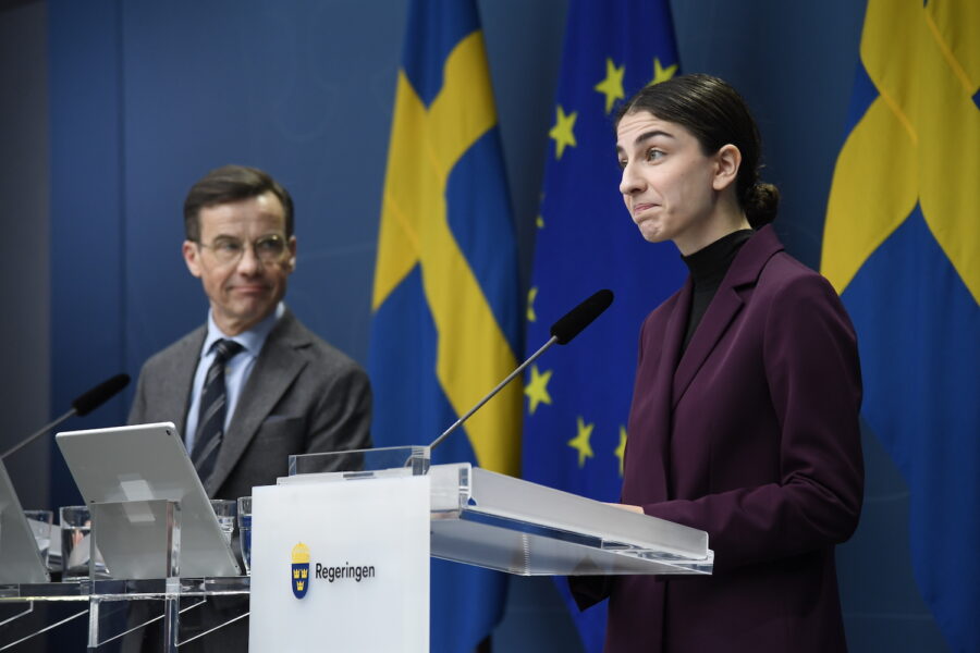 Statsminister Ulf Kristersson (M) och miljö- och klimatminister Romina Pourmokhtari (L) under en pressträff idag.