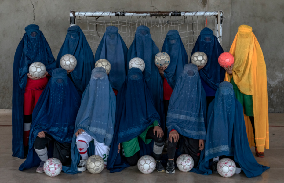 Ett afghanskt damfotbollslag i Kabul, Afghanistan, poserar.