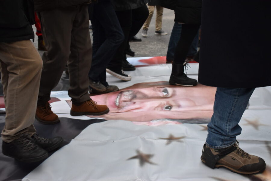 Turkiets president Recep Tayyip Erdogans ansikte fick smaka på många skosulor på lördagseftermiddagen.