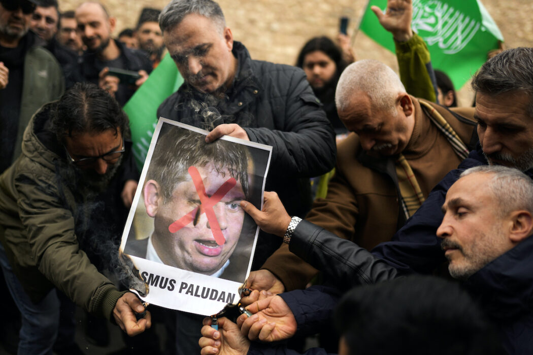 En bild på Paludan eldas upp under en demonstration i Istanbul på söndagen.