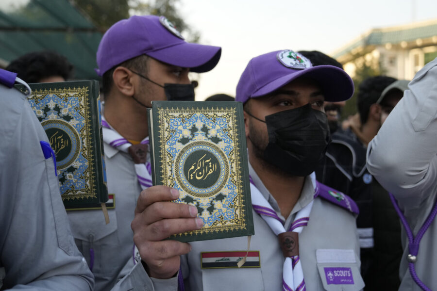 Demonstranter utanför ambassaden höll upp Koranen.