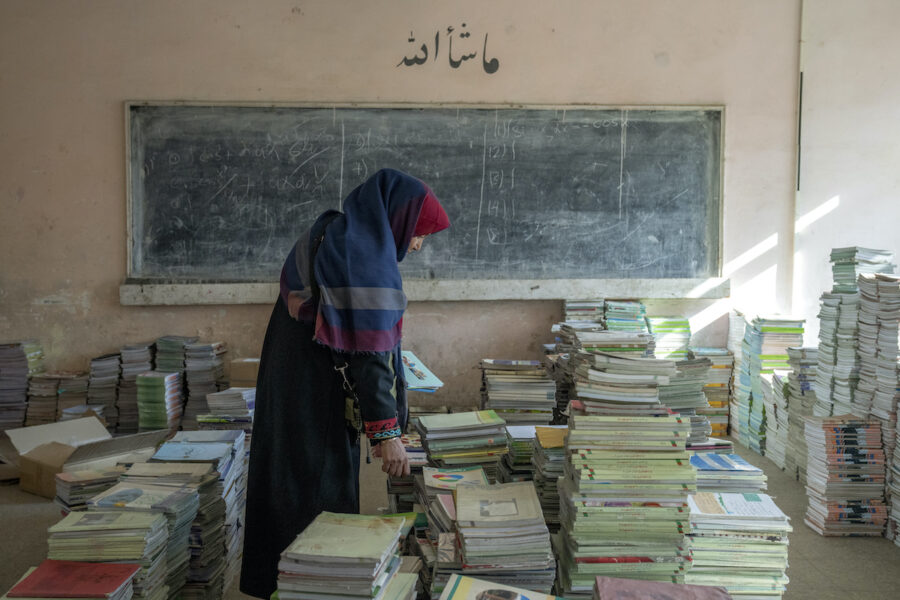 Amanah Nashenas, en 45-årig lärare i Afghanistan samlar in böcker i december 2022.