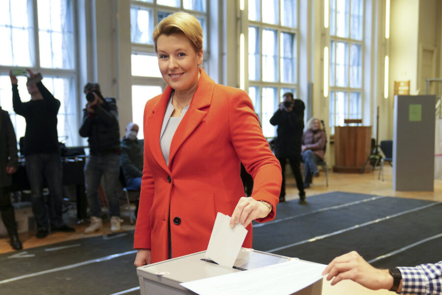 Sittande borgmästare, socialdemokraten Franziska Giffey, har röstat i sin vallokal i Berlin.