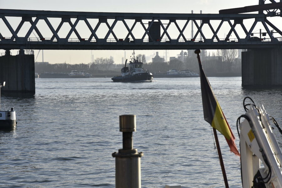 En bogserbåt på Schelde-floden i Antwerpen.