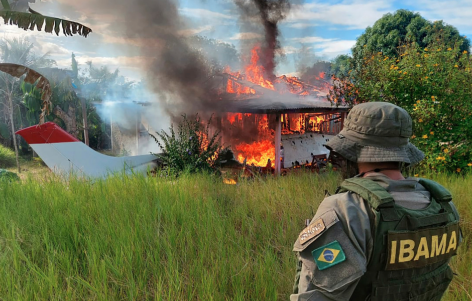 Ett hus och ett flygplan eldas upp för att inte kunna användas i den illegala gruvbranschen i yanomamiområdet i norra Brasilien.
