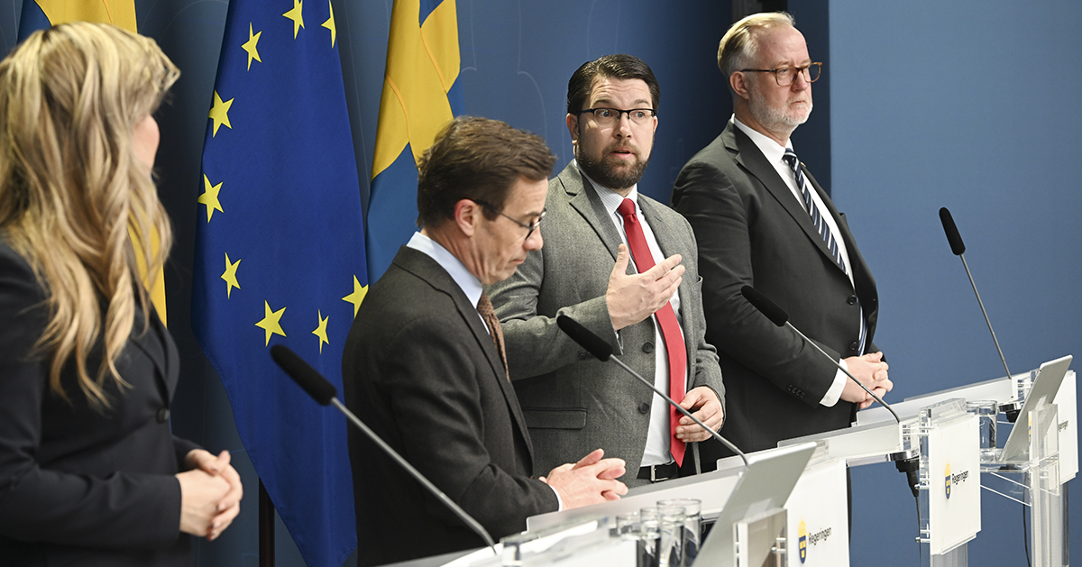 Regeringen håller pressträff och Sverigedemokraterna är som vanligt med.