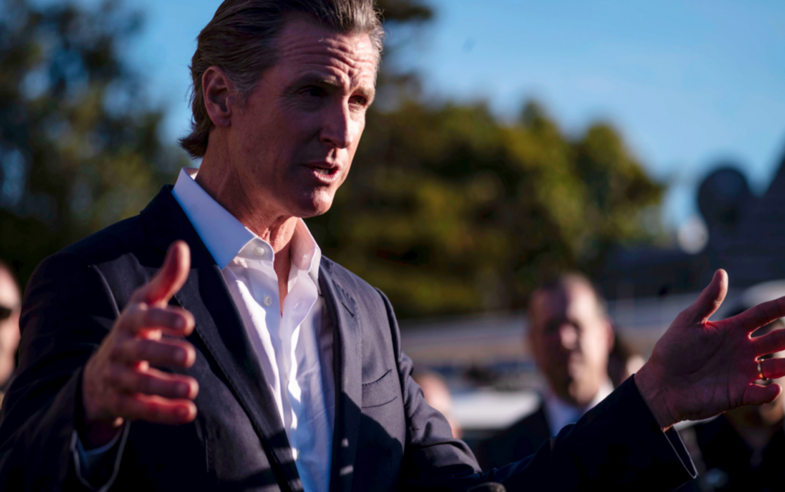 Demokratiska Kalifornienguvernören Gavin Newsom leder alliansen.