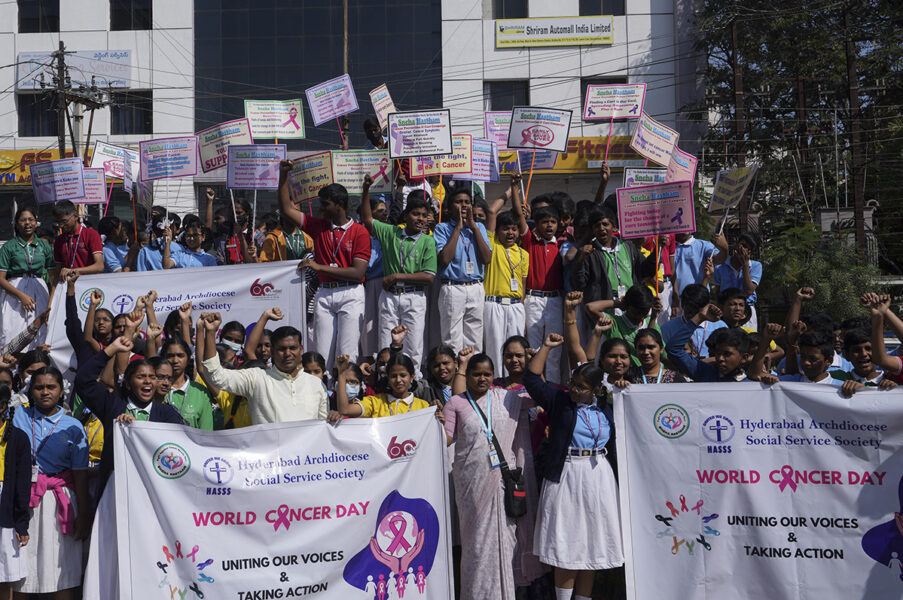 Studenter i Hyderabad, Indien, uppmärksammar Världscancerdagen i dag.