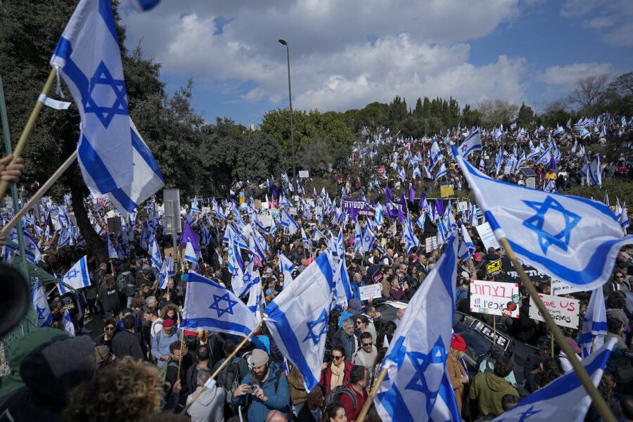 De senaste veckornas folkliga protester fortsatte med en massiv demonstration utanför parlamentet knesset i Jerusalem på måndagen.