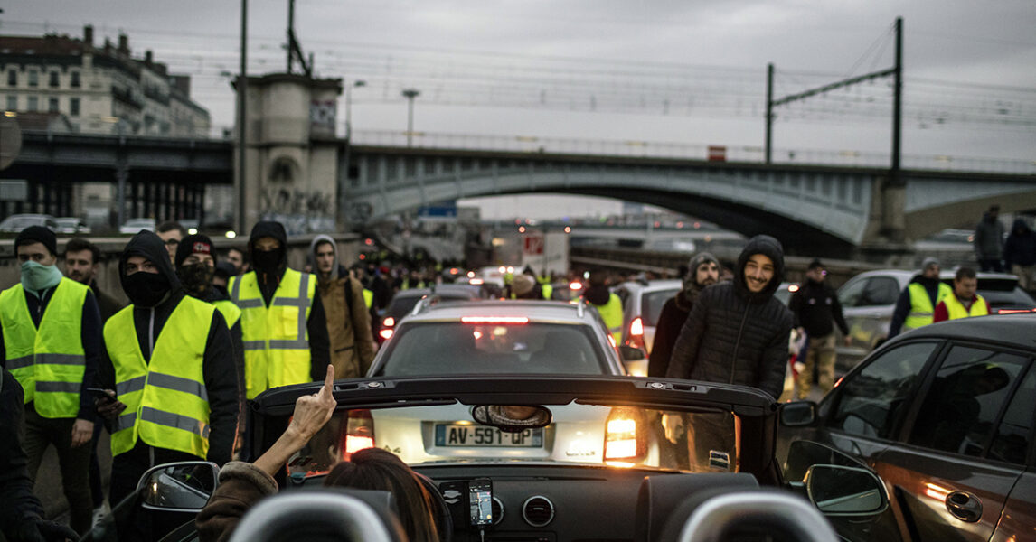 Gula västar i Lyon blockerar trafiken på sitt eget sätt i januari 2019.