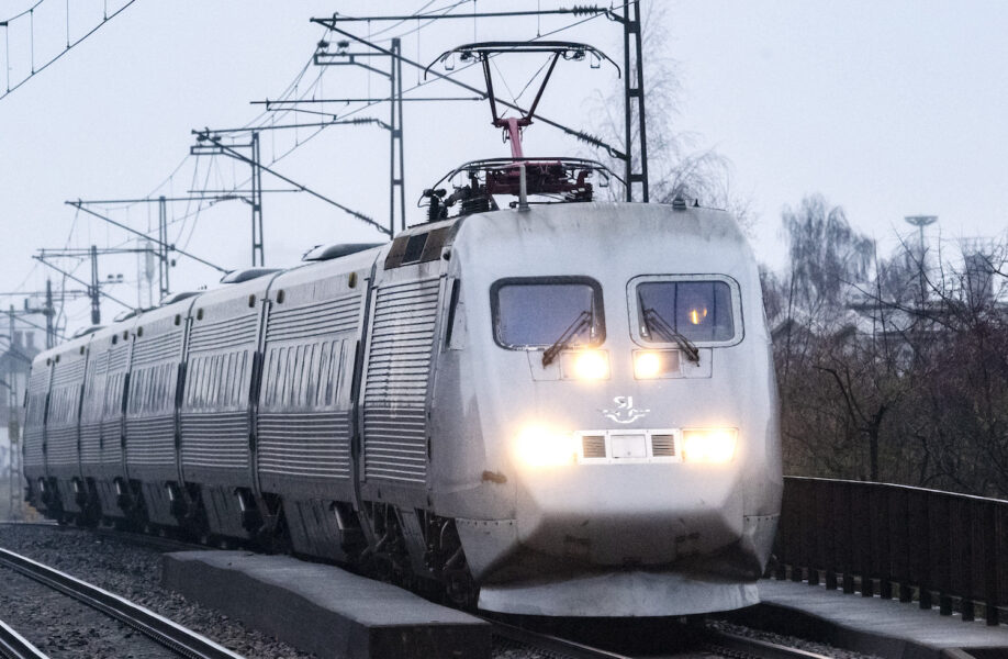 Ett X2000-tåg passerar Station Rosengård i Malmö.