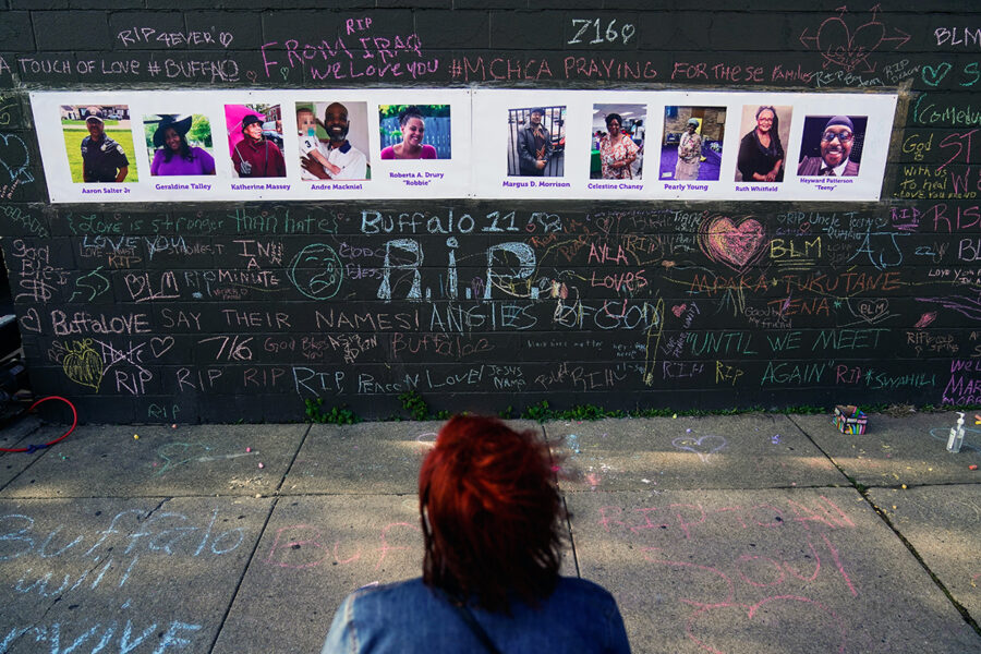 En minnesvägg över offren för masskjutningen i Buffalo i maj 2022.