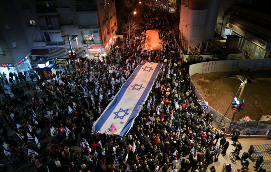 Israeler marscherar under en protest mot regeringens plan att förändra rättssystemet.
