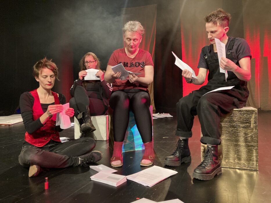 Skådespelarna Johanna Essie Sjögren, Liv Hellström, Kasia Michnik och Eddie Mio Larson viker programblad inför kvällens uppsättning och stoppar ned pappren i fönsterkuvert