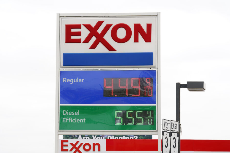 Medan energipriserna steg och de flesta fick högre levnadskostnader kunde Exxon och andra oljebolag tjäna enorma pengar under det förra året.