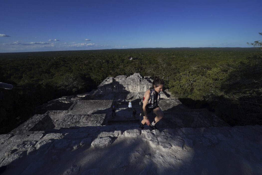 En kvinna når toppen på en av pyramiderna i ruinstaden Calakmul.