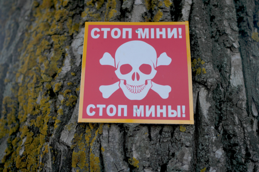 En varningsskylt för att det kan finnas landminor i området.