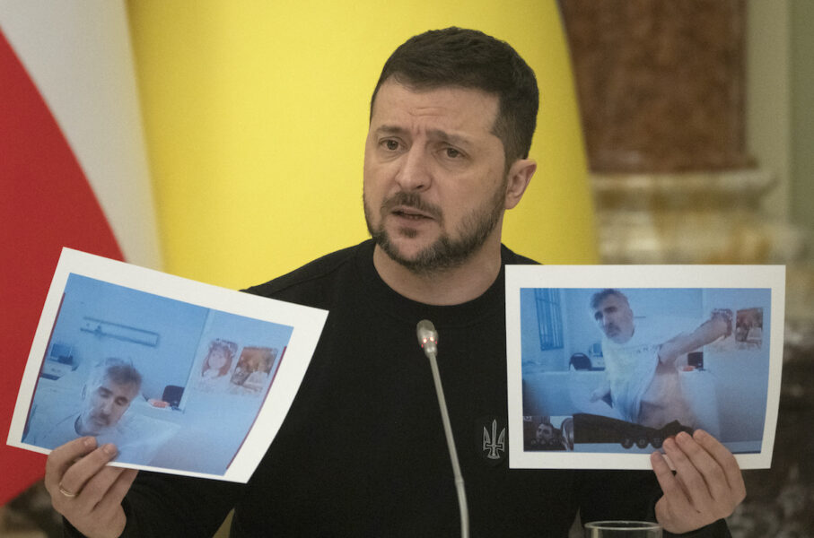 Ukrainas president Volodymyr Zelenskyj håller upp bilder på Georgiens fängslade ex-president Mikheil Saakashvili vid en pressträff i onsdags.