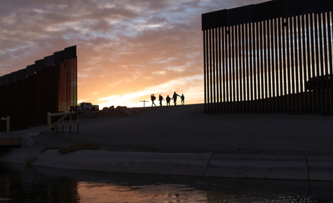 Migranter går över gränsen till från Mexiko till Arizona i USA.