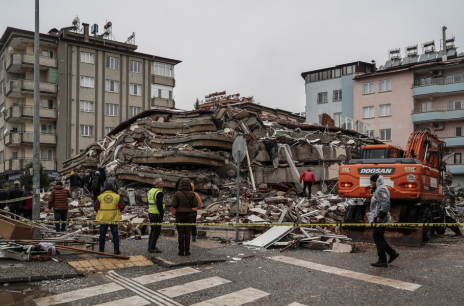 Räddningsarbetare söker efter människor i en rasad byggnad i Gaziantep i Turkiet måndagen den 6 februari.