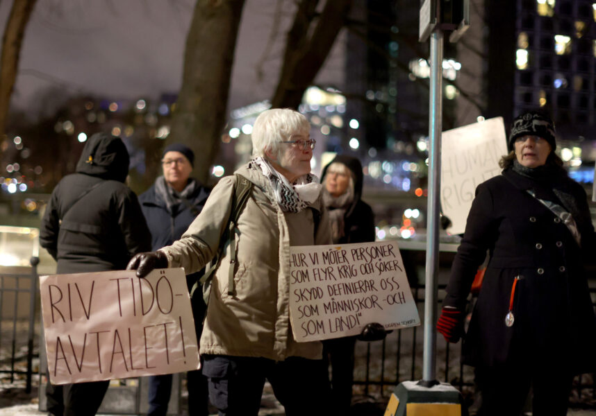 Protest utanför Stadshuset i Stockholm i samband med Nobelfesten.