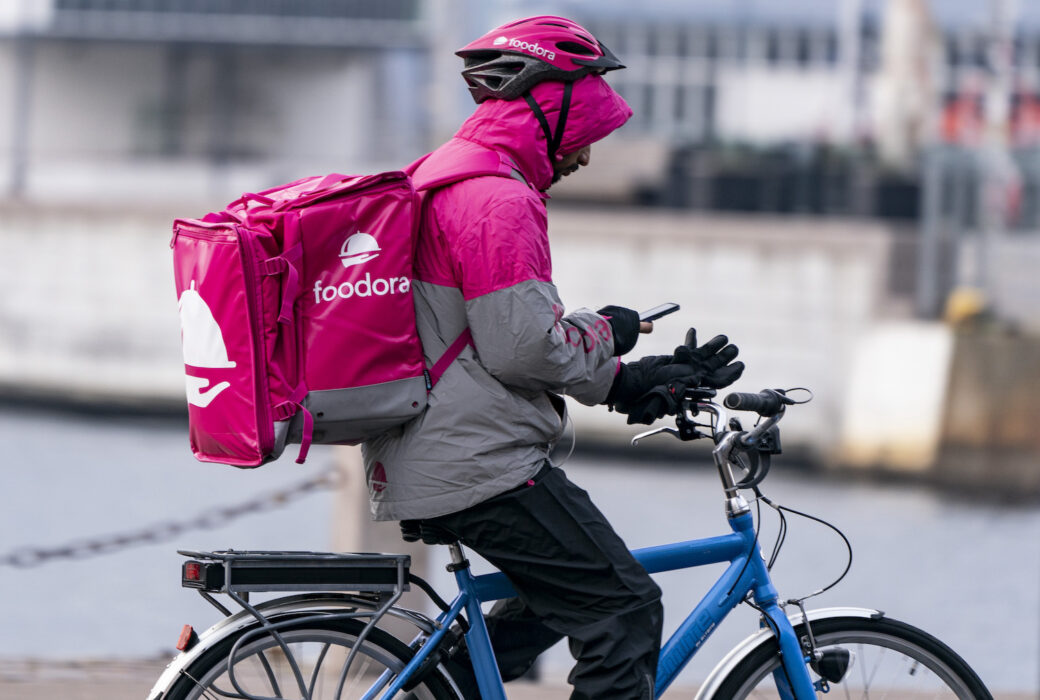 Regeringens nya lönekrav för arbetskraftsinvandrare dröjer.