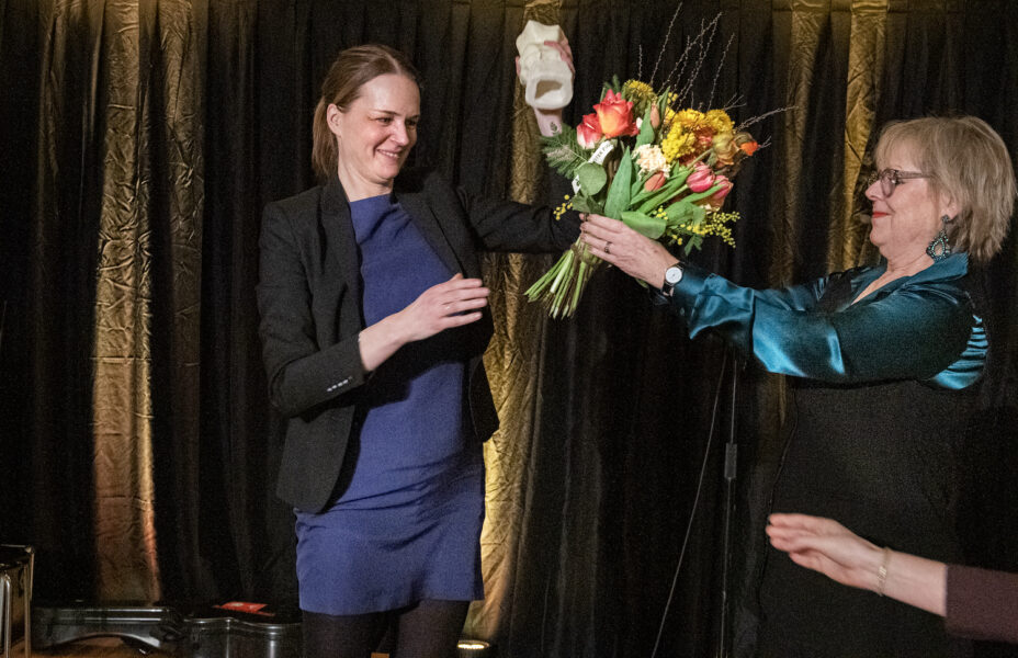 Ida Bylund Lindman, hållbarhetschef Uppsala kommun, tar emot Svenska Jämställdhetspriset från Jämställdhetsmyndighetens generaldirektör Lena Ag.
