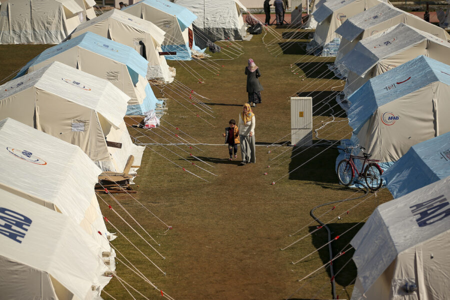 I den turkiska staden Adiyaman har det rests tusentals tält.