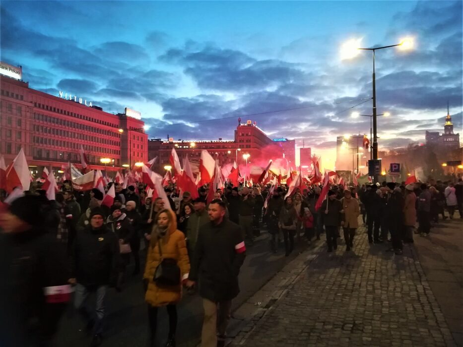 Den antirasistiska organisationen Never again har granskat en mediekanal som tar emot statligt stöd.