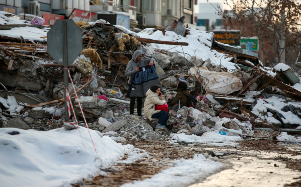 På vissa platser har vit nyfallen snö lagt ett täcke över förstörelsen.