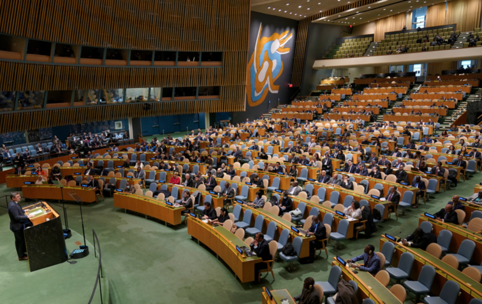 Ukrainas utrikesminister Dmytro Kuleba tallar till FN:s generalförsamling.