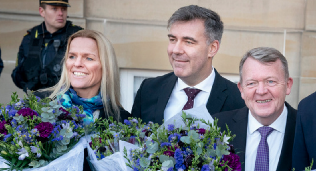 Behåll pengarna, hälsar energiminister Lars Aagaard, här stående mellan ministerkollegorna Mette Kierkgaard och Lars Løkke Rasmussen på en bild från december.