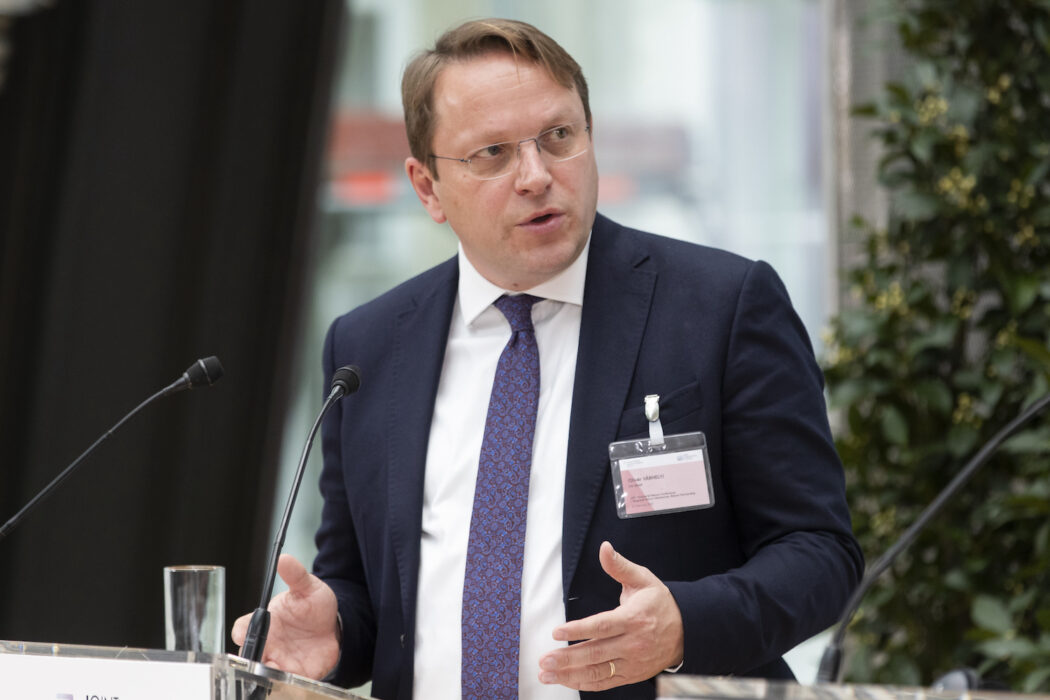 Ungerske EU-kommissionären Olivér Várhelyi har råkat i blåsväder efter att ha idiotförklarat andra EU-parlamentariker.