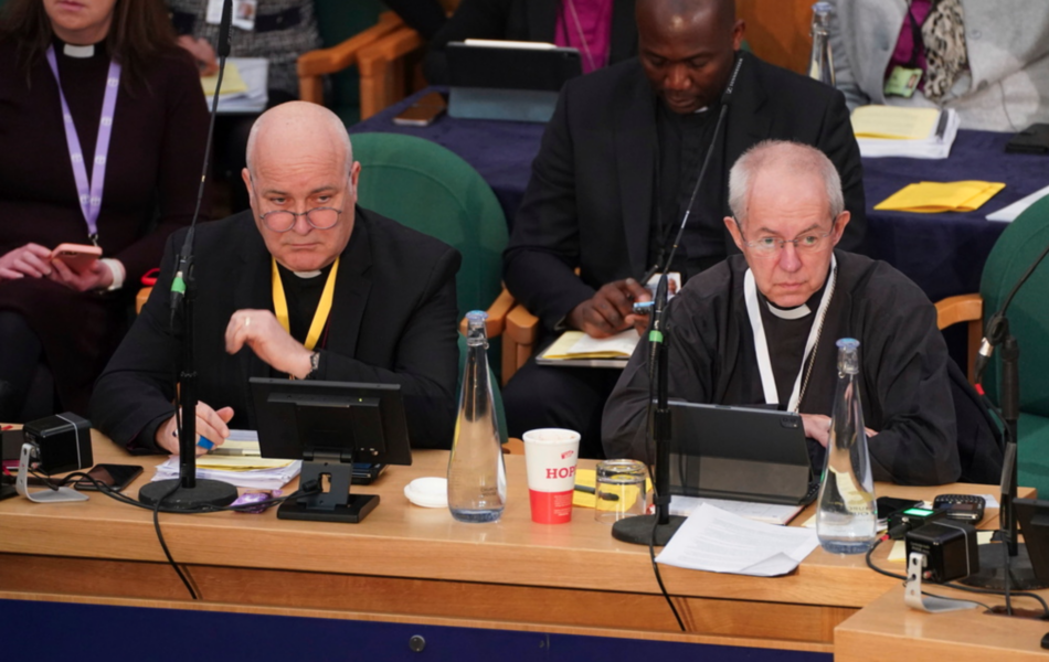 Ärkebiskopen av York, Stephen Cottrell, till vänster och ärkebiskopen av Canterbury, Justin Welby, under kyrkomötet som beslutade att Engelska kyrkan får välsigna samkönade par.