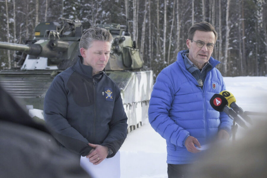 försvarsminister Pål Jonson (M) under pressträff i Boden på Norrbottens regemente (I19) i samband med årsdagen för Rysslands invasion av Ukraina.