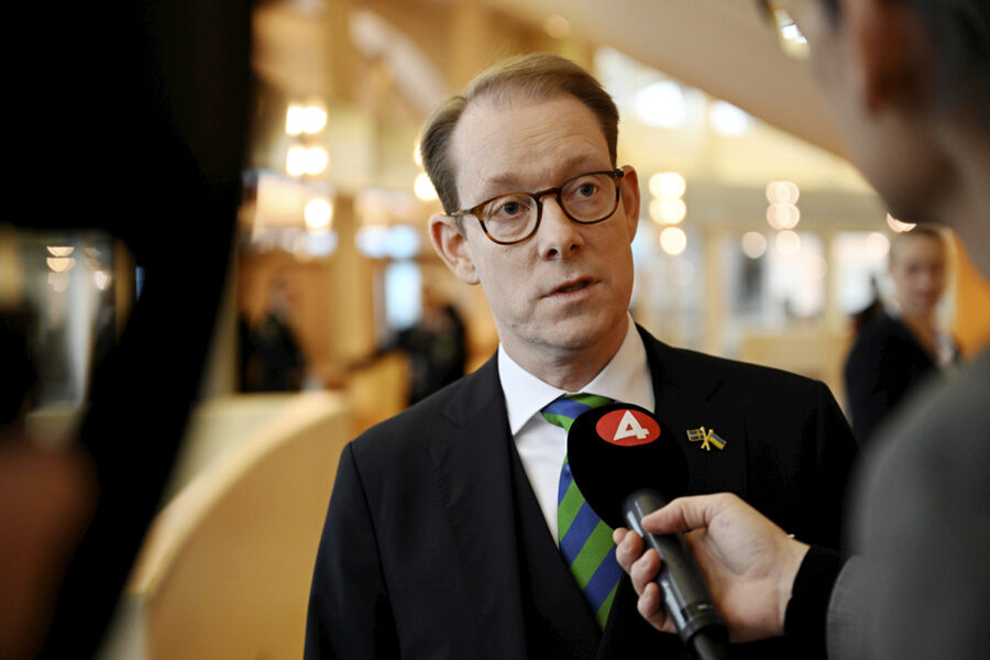 Utrikesminister Tobias Billström (M) inledde den utrikespolitiska debatten med att presentera regeringens utrikesdeklaration.