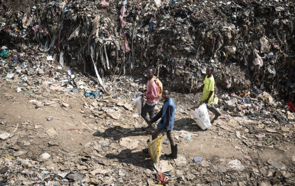 Många donerade kläder hamnar på soptippar i Kenya, som den här i Nairobi.