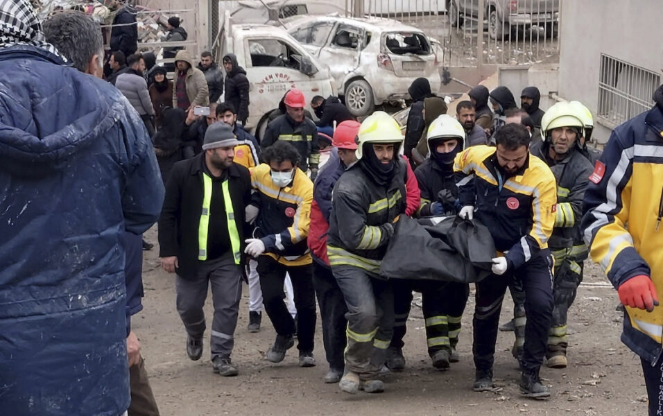 Brandmän bär ett offer för jordbävningen i turkiska Diyarbakir.