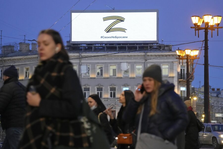 Bokstaven "Z" har blivit en enkel stödsymbol för Rysslands krig och tar stor plats i den statliga propagandan.