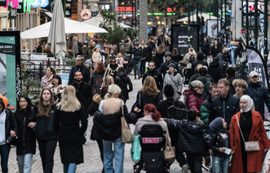 Folkliv mellan butikerna på gågatan Södra Förstadsgatan i centrala Malmö.