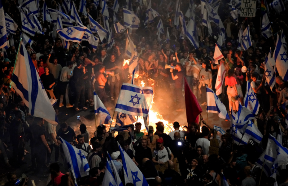 Demonstranter har tänt eldar och spärrat vägar efter Benjamin Netanyahus besked på söndagen.