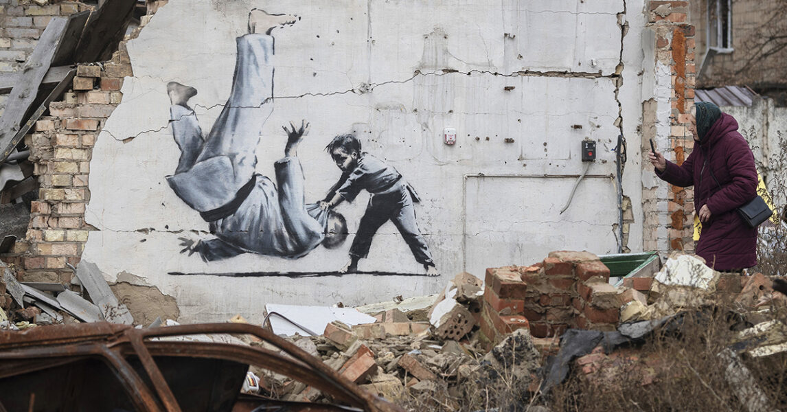 Gatukonstnären Banksy åkte till Ukraina och målade en bild på en liten knatte som fäller en mycket större motståndare.