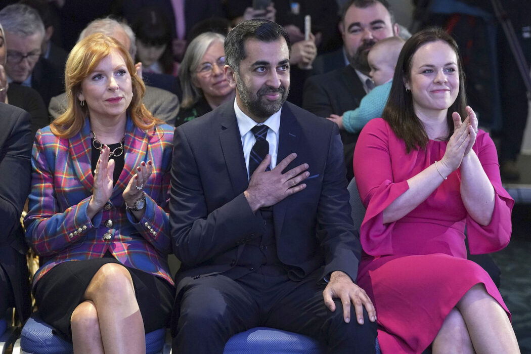 Humza Yousaf i mitten efter att han vunnit omröstningen att bli SNP:s nya ledare.