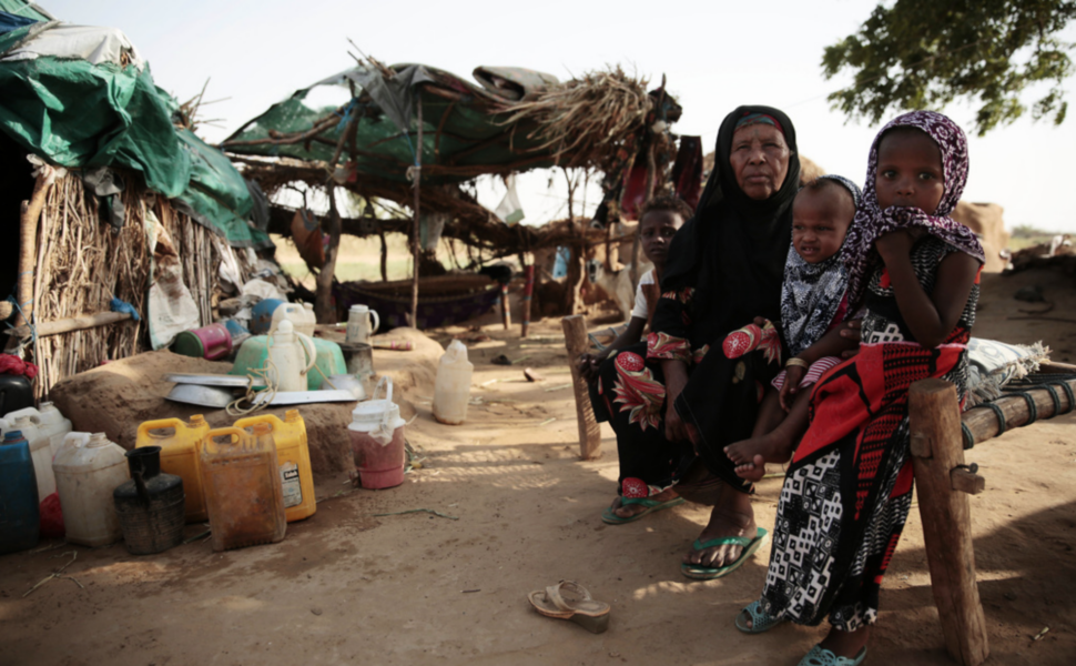 Familjemedlemmar vid sitt tillfälliga boende i ett läger vid Jemens västkust för människor som tvingats fly undan kriget.