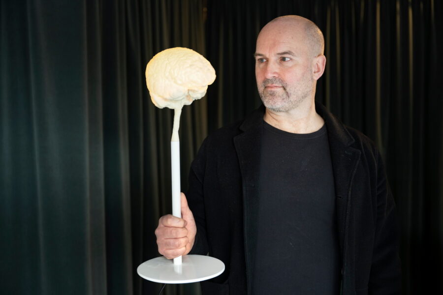 Formgivaren Alexander Lervik med lampan Mybrain, av Auktionsverket kallat det första signaturobjektet för 3D-printtekniken i Skandinavien.
