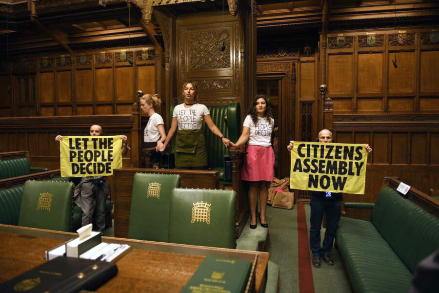 Extinction rebellion-aktivister genomför en protest i det brittiska parlamentet den 2 september 2022.