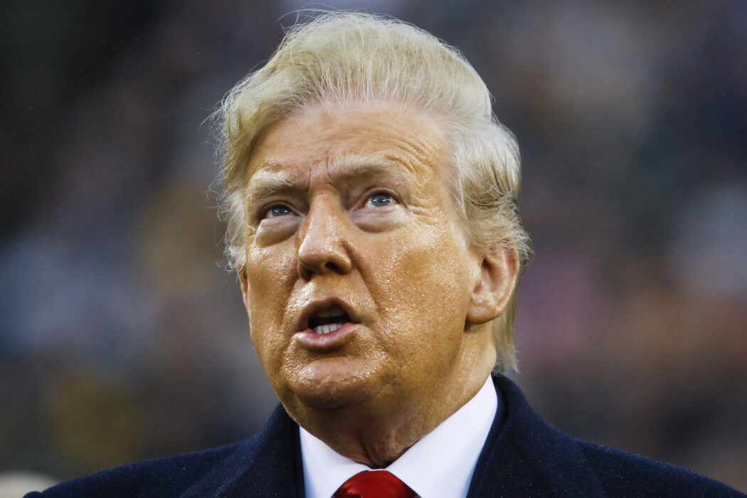 USA:s före detta president Donald Trump sjunger nationalsången i Philadelphia 2019.