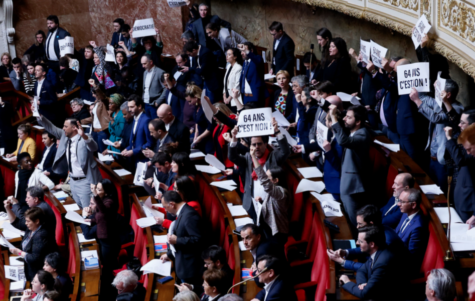 Parlamentariker buar åt premiärminister Èlisabeth Borne i nationalförsamlingen.